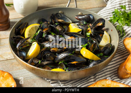 In casa le cozze al vapore e il brodo con pane Foto Stock