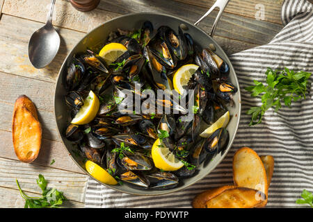 In casa le cozze al vapore e il brodo con pane Foto Stock