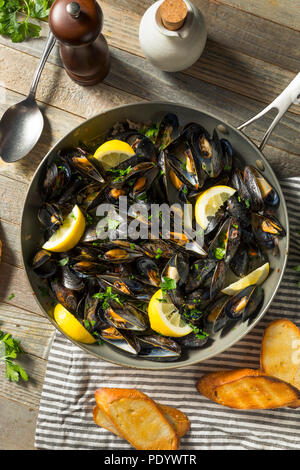 In casa le cozze al vapore e il brodo con pane Foto Stock