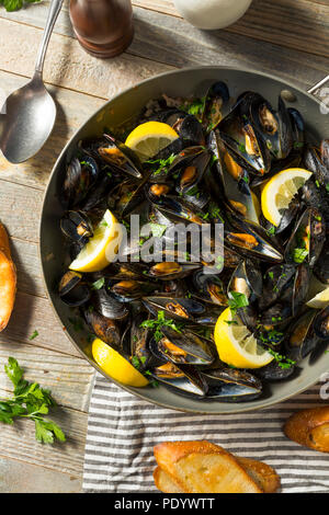 In casa le cozze al vapore e il brodo con pane Foto Stock