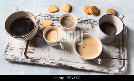 Diverse tazze di caffè. Caffè il concetto di tempo. Vista da sopra Foto Stock