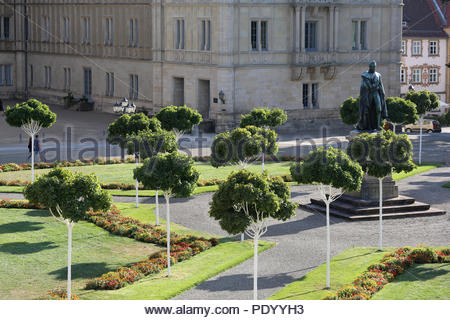 Una vista di una sezione di Piazza Castello (Schlossplatz) in Franconia città di Coburg, Germania in una giornata di sole con ombre e una statua di Ernst I. Foto Stock
