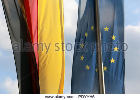 La Ue e tedesco bandiere appendere a fianco a fianco in Coburg, Germania Foto Stock