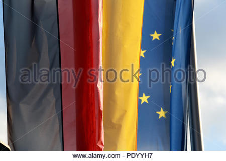 La Ue e tedesco bandiere appendere a fianco a fianco in Coburg, Germania Foto Stock