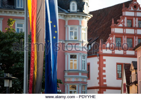 La Ue e tedesco bandiere appendere a fianco a fianco in Coburg, Germania Foto Stock