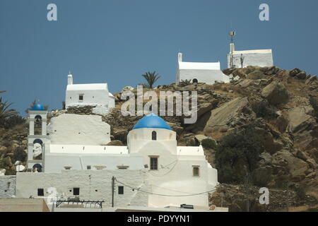 L'Europa, la Grecia, l'isola di Ios Cicladi, la hora (capoluogo). Chiese e cappelle arroccato su una collina sopra la città - villaggio. Foto Stock