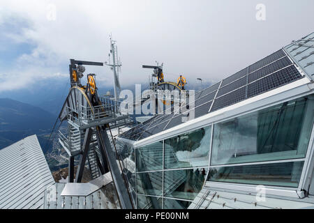 COURMAYEUR, Italia, Agosto 2: vista la tecnologia e ingegneria di Skyway sul tetto della terrazza panoramica di Punta Helbronner vicino Monte Bianco (Mon Foto Stock