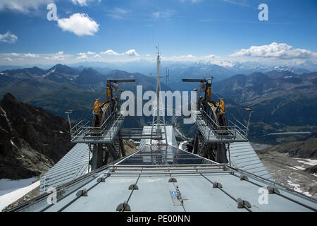 COURMAYEUR, Italia, Agosto 2: vista la tecnologia e ingegneria di Skyway sul tetto della terrazza panoramica di Punta Helbronner vicino Monte Bianco (Mon Foto Stock