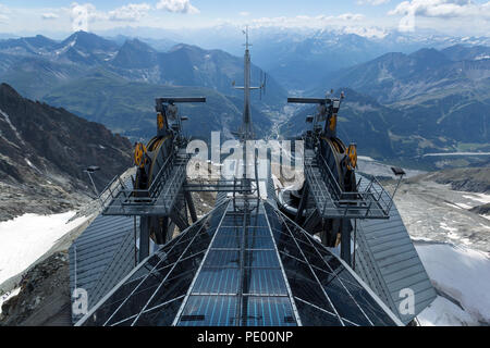 COURMAYEUR, Italia, Agosto 2: vista la tecnologia e ingegneria di Skyway sul tetto della terrazza panoramica di Punta Helbronner vicino Monte Bianco (Mon Foto Stock