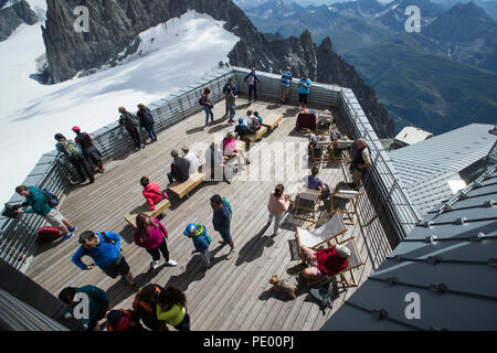 COURMAYEUR, Italia, Agosto 2: persone godendo la vista del Monte Bianco massiccio da una delle terrazze di Punta Helbronner, in Courmay Foto Stock