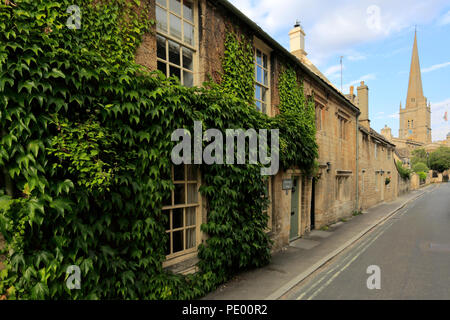 Scena di strada presso la cittadina Georgiana di Burford, Oxfordshire Cotswolds, England, Regno Unito Foto Stock