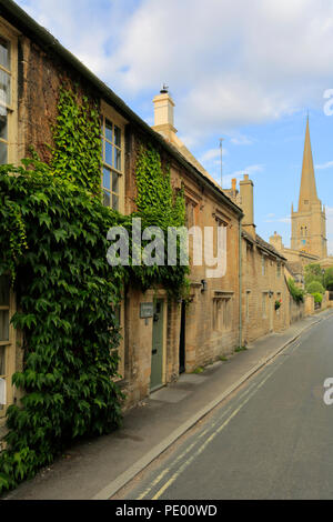 Scena di strada presso la cittadina Georgiana di Burford, Oxfordshire Cotswolds, England, Regno Unito Foto Stock