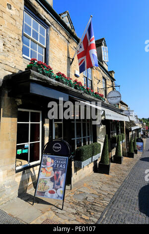 Scena di strada presso la cittadina Georgiana di Burford, Oxfordshire Cotswolds, England, Regno Unito Foto Stock