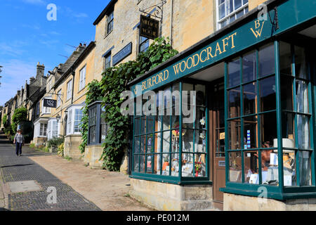 Scena di strada presso la cittadina Georgiana di Burford, Oxfordshire Cotswolds, England, Regno Unito Foto Stock