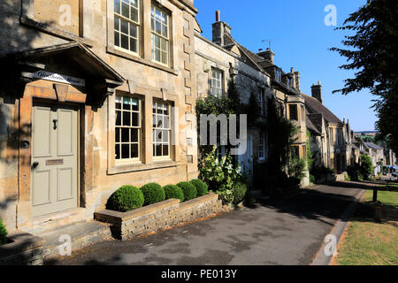 Scena di strada presso la cittadina Georgiana di Burford, Oxfordshire Cotswolds, England, Regno Unito Foto Stock