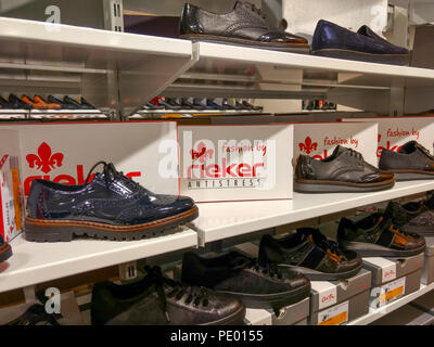 Scarpe di marca Rieker in esposizione su scaffali Foto Stock
