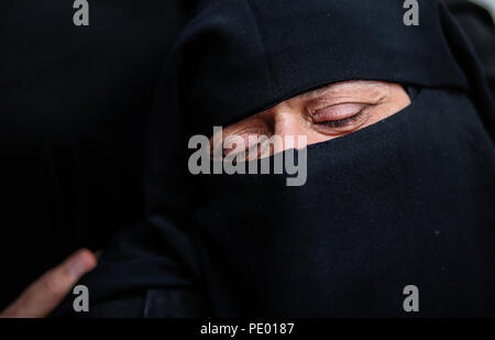 Parenti per il defunto visto il lutto del funerale di Medic martire Abdullah qutati, 22 anni morto al confine orientale della città di Khan Youns Foto Stock