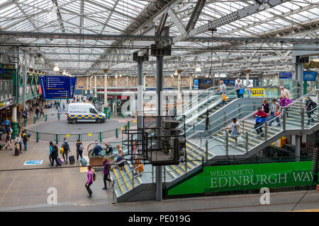 Atrio della stazione di Waverley con i viaggiatori in arrivo e in partenza in treno Foto Stock