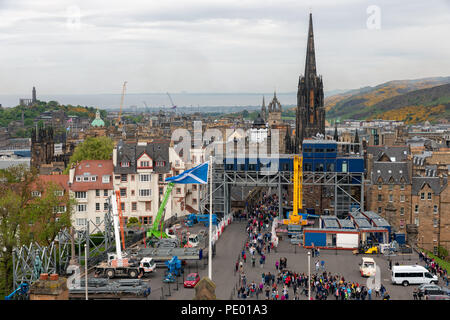 Piazza castello di Edimburgo con attività di costruzione militare Edinburgh Tattoo Foto Stock