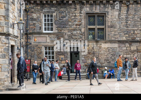 Cortile del Castello di Edimburgo con i visitatori e i turisti Foto Stock