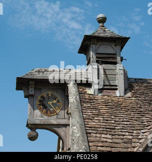 Orologio in legno faccia e bellcote sfinestrato il XVII secolo gli ospizi di carità fondata da Sir James Thynne (di Longleat House) Longbridge Deverill, UK. Foto Stock