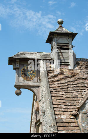 Orologio in legno faccia e bellcote sfinestrato il XVII secolo gli ospizi di carità fondata da Sir James Thynne (di Longleat House) Longbridge Deverill, UK. Foto Stock