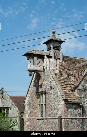 Orologio in legno faccia e bellcote sfinestrato il XVII secolo gli ospizi di carità fondata da Sir James Thynne (di Longleat House) Longbridge Deverill, UK. Foto Stock