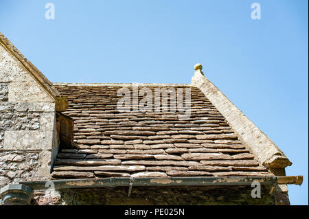 Tetto in lastre di pietra sul xvii secolo gli ospizi di carità fondata da Sir James Thynne (di Longleat House) Longbridge Deverill, Warminster,Wiltshire, Regno Unito. Foto Stock