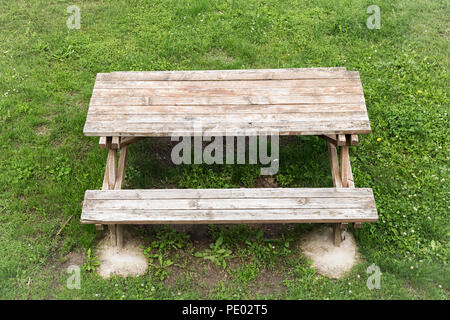 Tavolo in legno con panche per picnic all'ombra su erba verde su una  giornata di primavera Foto stock - Alamy