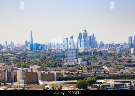 Lo skyline di Londra dal Arcelormittal Orbit scultura un deck di visualizzazione. Queen Elizabeth Olympic Park, Stratford, Londra, Inghilterra Foto Stock