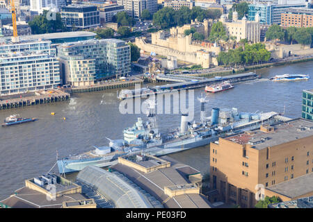 Storica la Seconda Guerra Mondiale la Marina britannica corazzata, HMS Belfast, ormeggiato sul fiume Tamigi. Presa da sopra al Shard 32 piano. Londra, Inghilterra Foto Stock