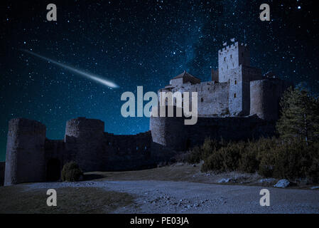 Perseid Meteor doccia e la Via Lattea oltre il castello Foto Stock