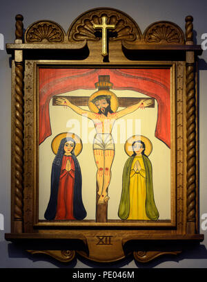 Un dipinto di targa di legno rappresenta la dodicesima stazione della croce nella Basilica Cattedrale di San Francesco di Assisi a Santa Fe, New Mexico. Foto Stock