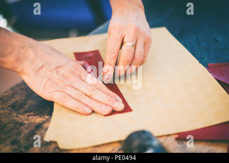 Donna al lavoro su un sacchetto di fatti a mano Foto Stock