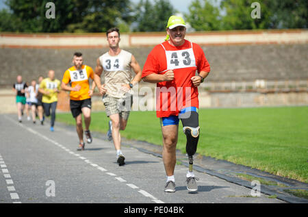 Atleti disabili con una gamba artificiale in esecuzione sulla via. Prove tra soldati ucraini a 43 US Marine Corps marathon. Luglio 20, 2018. Kiev,Ucraina Foto Stock