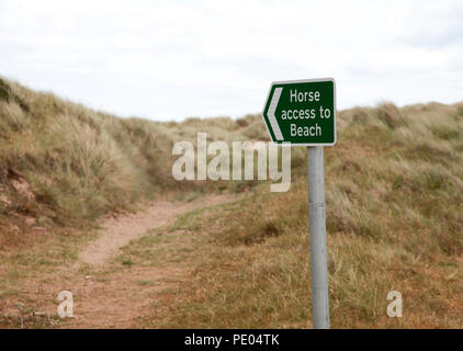 Segno per cavallo accesso alla spiaggia Foto Stock