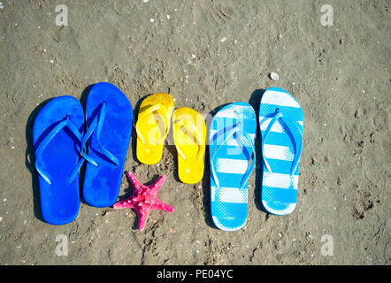 Colore flip flop sulla sabbiosa Foto Stock