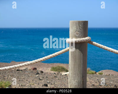 Corda e post recinzione al mare Foto Stock