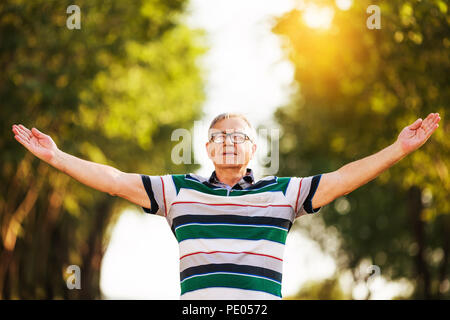 Felice l'uomo senior gode di relax nella natura.Immagine è intenzionalmente tonica. Foto Stock