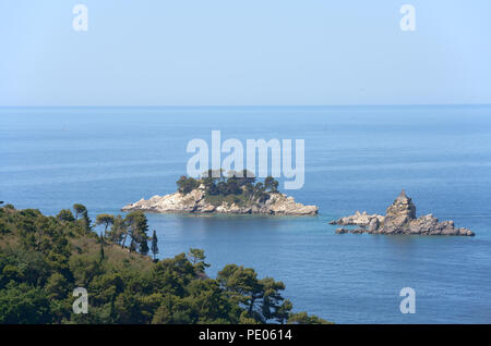 Angolo alto vista panoramica verso due splendidi isolotti Katic (Katich) e Sveta Nedjelja con chiesa su uno di essi in mare vicino a Petrovac, Montenegro. Foto Stock