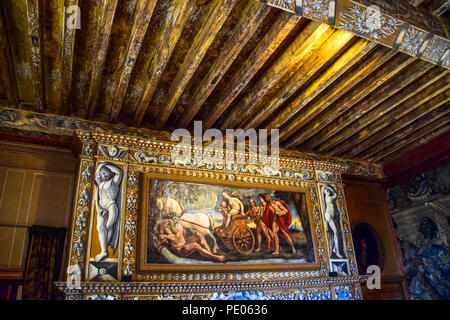 Dettagli interni del dipinto di soffitti in legno del Chateau de Puymartin nel comune di Marquay nella regione della Dordogne della Francia Foto Stock