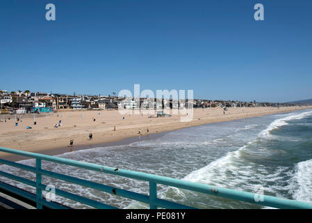 Il litorale visto da Manhattan Beach Pier Foto Stock