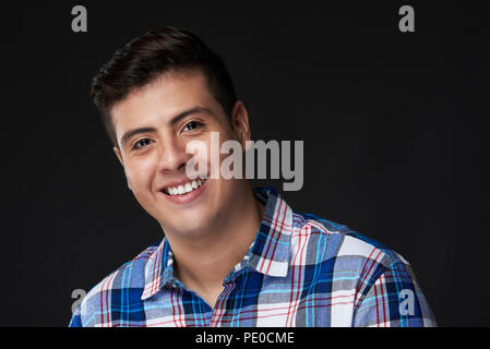 Felice sorridente giovane uomo latino ritratto in abito casual Foto Stock