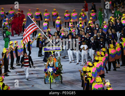 Il campione olimpico Michael Phelps portante il United States Flag Leader della squadra olimpica USA nel Rio 2016 Cerimonia di Apertura Foto Stock