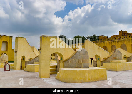 Jantar Mantar, un monumento di osservazione astronomica a Jaipur, India Foto Stock
