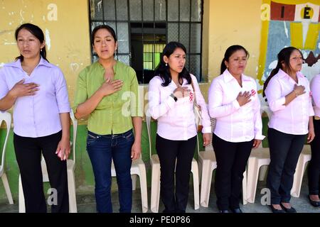 A cantare l'inno nazionale - Feste Virgen del Carmen di El Carmen DE LA FRONTERA - Ecuador - di frontiera. Dipartimento di Piura .PERÙ Foto Stock