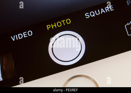 Il pulsante di scatto sulla fotocamera di iPhone app schermo Foto Stock