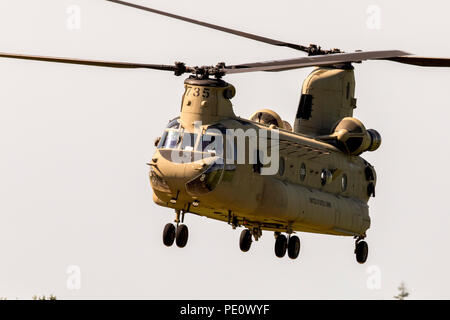 Un U.S. Esercito CH-47 elicottero Chinook decolla durante Leapfest 2018 presso l'Università di Rhode Island a ovest di Kingston, R.I., e il Agosto 5, 2018. Leapfest è il più grande e il più lungo in piedi, international static line parachute evento di formazione e competizione ospitata dalla 56th squadrone comando, Rhode Island Esercito Nazionale Guardia a promuovere tecniche di alto livello e formazione esprit de corps entro il International Airborne comunità. Oltre 300 i paracadutisti da nove diversi paesi potranno partecipare quest'anno. (U.S. Foto dell'esercito da Staff Sgt. Justin P. Morelli) Foto Stock