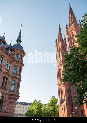 Marktkirche in Wiesbaden su un pomeriggio estati con un aereo attraverso in background Foto Stock