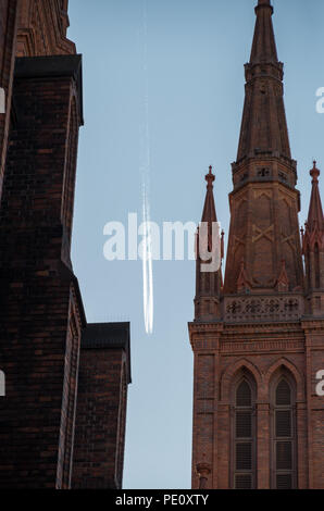 Marktkirche in Wiesbaden su un pomeriggio estati con un aereo attraverso in background Foto Stock